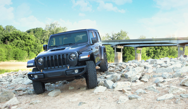 La película de protección de pintura Platinum Extra protege Jeep en camino natural 